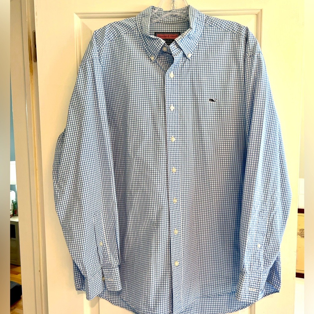 Men’s Vineyard Vine’s blue checkered button down shirt